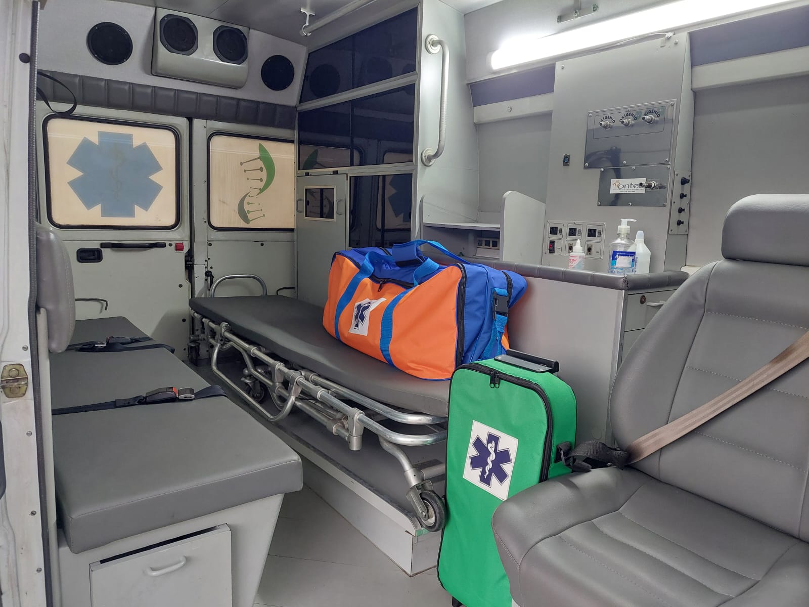 Interior da unidade móvel — maca e materiais